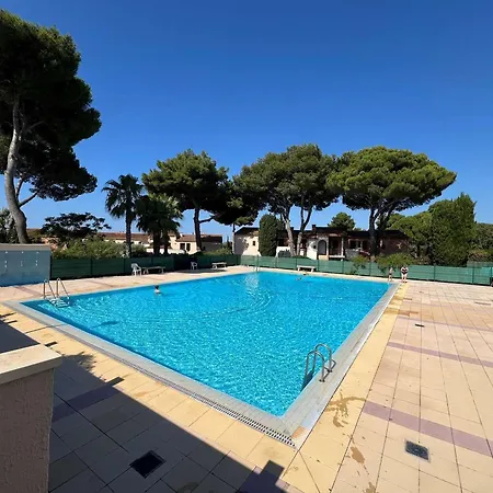 Apartment T2 Avec Jardinet, Piscine, Tennis, Parking Prive, A 1 Km De La - Fr-1-702-68